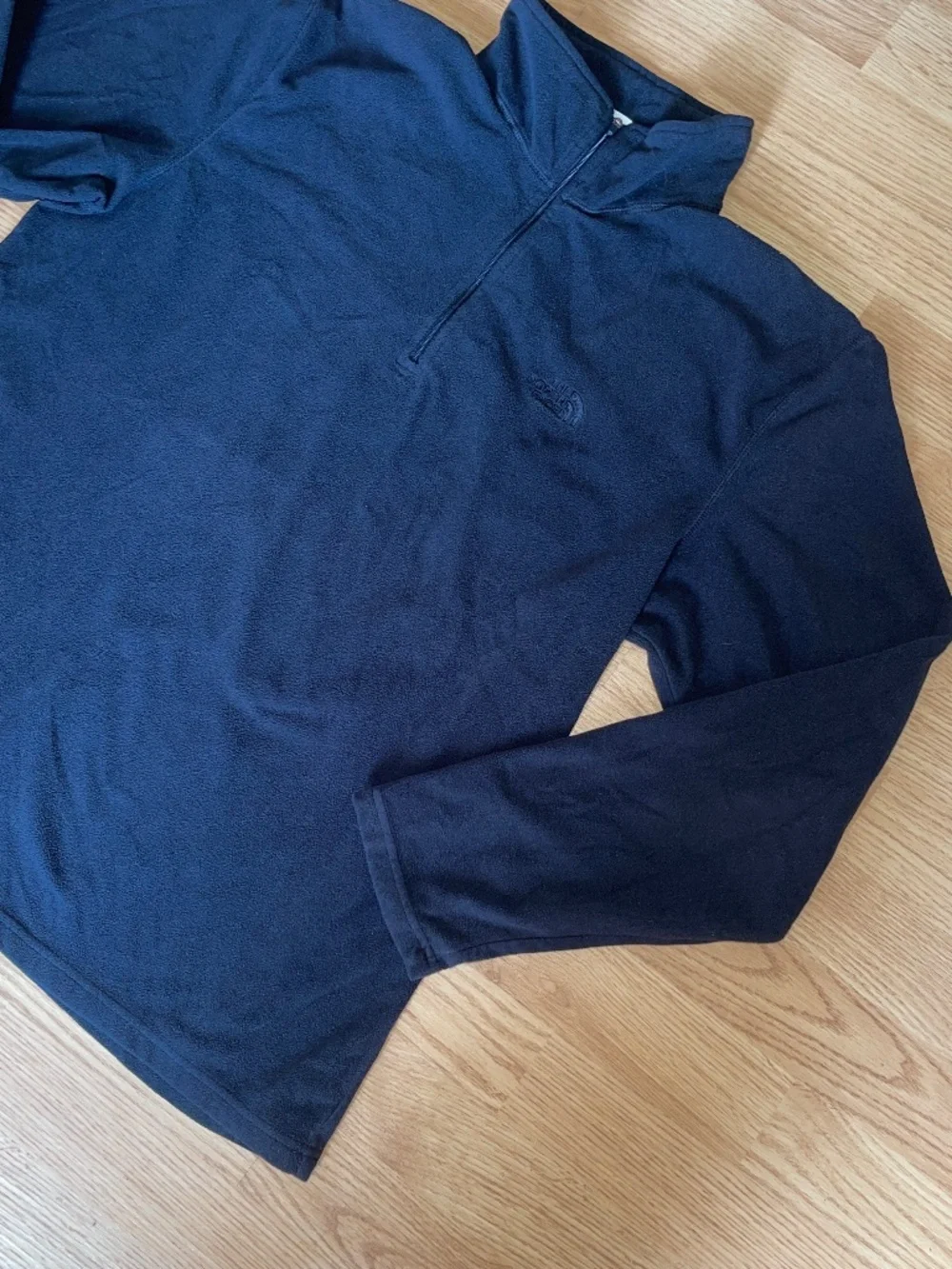 The North Face Men’s Black on Black Fleece Performance 1/4 zip Size Large